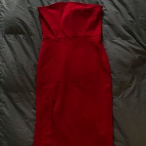 STRAPLESS RED DRESS